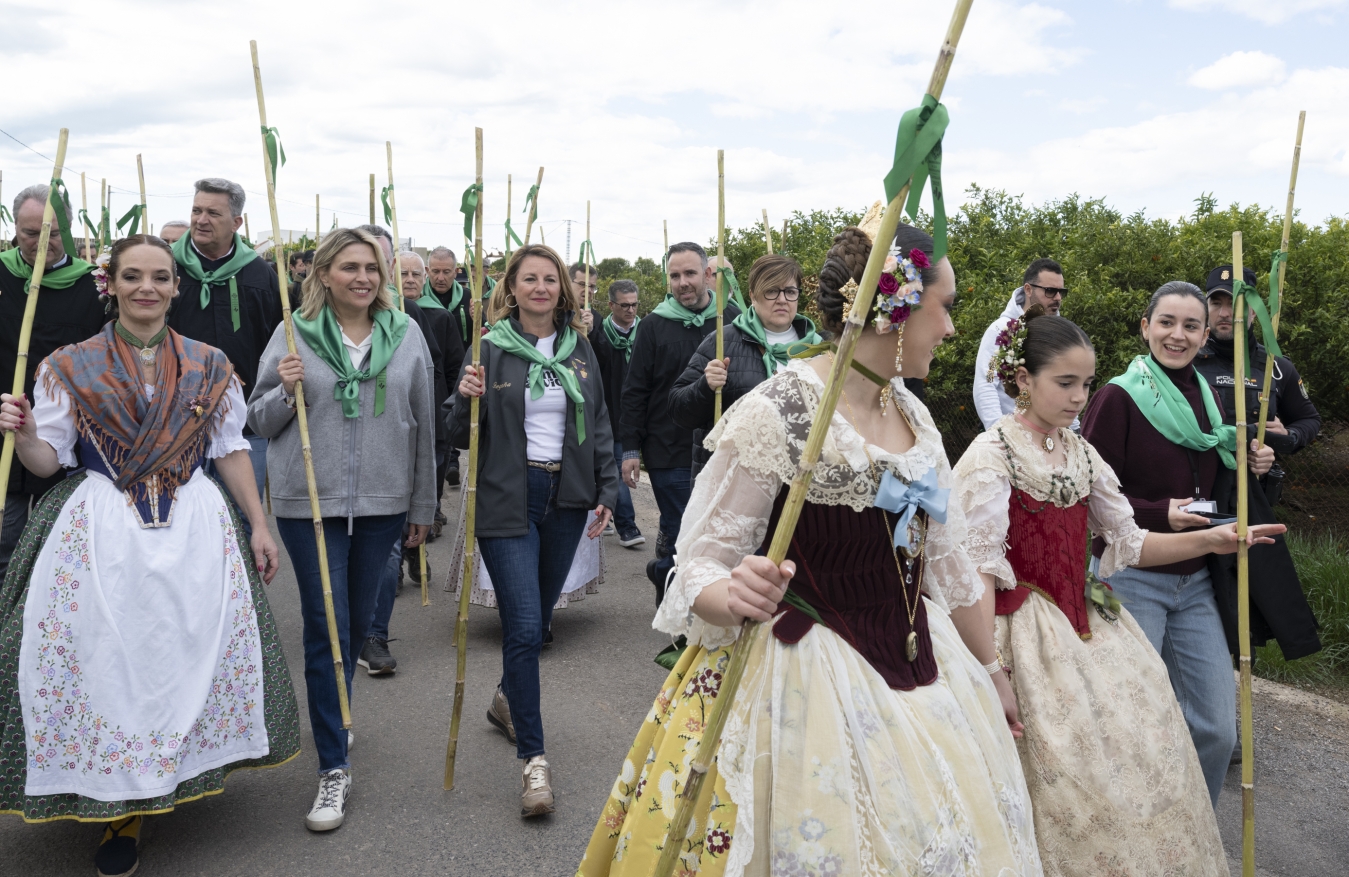Marta Barrachina comparte con los castellonenses ‘l’orgull de genealogia’ en la tradicional Romeria de Les Canyes