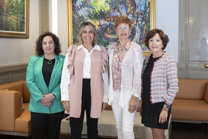 Marta Barrachina recibe a Maira Barrieras como nueva presidenta de la Aecc