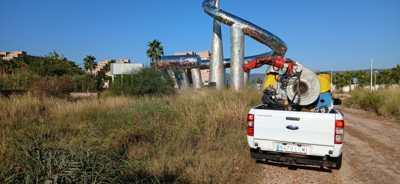 La Diputación realiza el mayor despliegue aéreo y terrestre de tratamientos contra los mosquitos al actuar en todos los municipios del litoral de la provincia