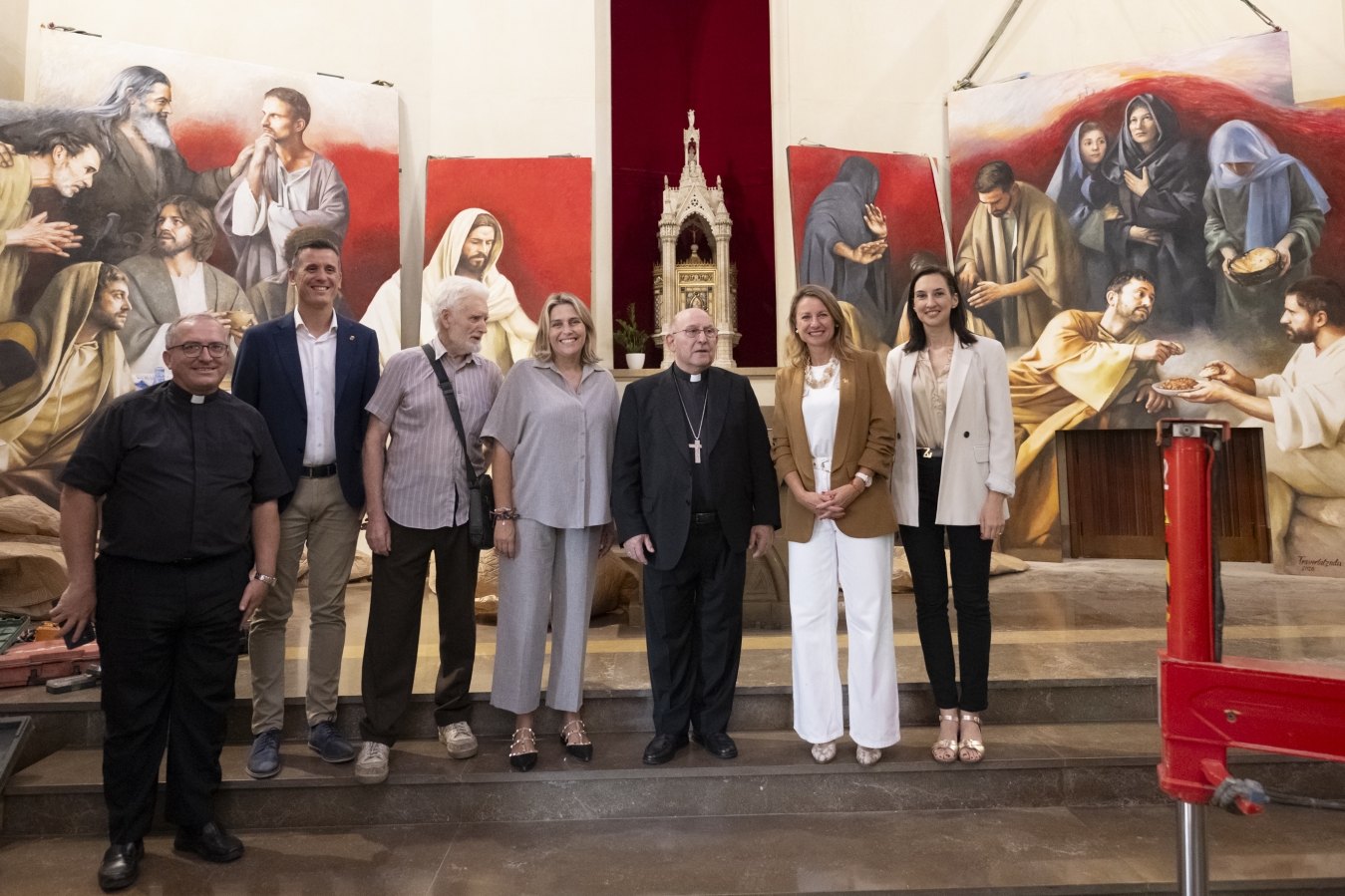 Marta Barrachina assistix a la instal·lació del llenç de Traver Calzada en la Cocatedral de Castelló